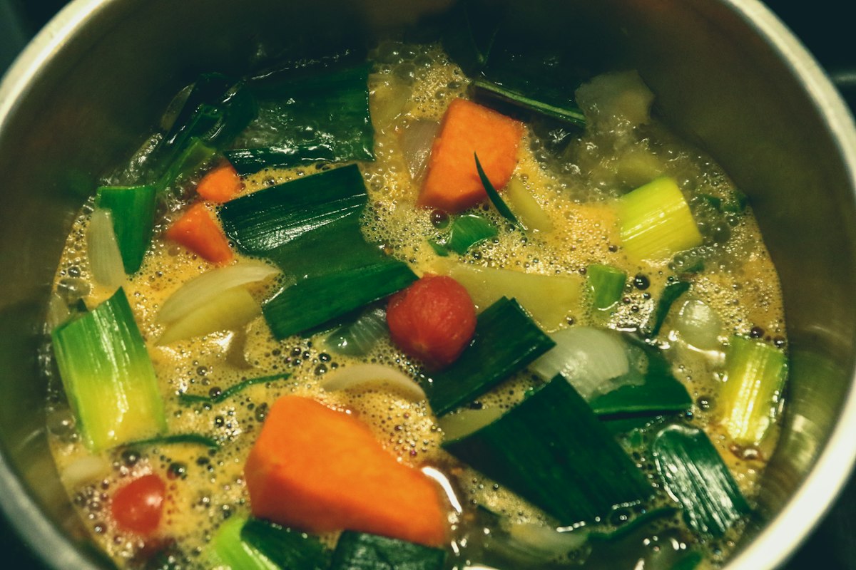 Salad buah dan sayuran segar